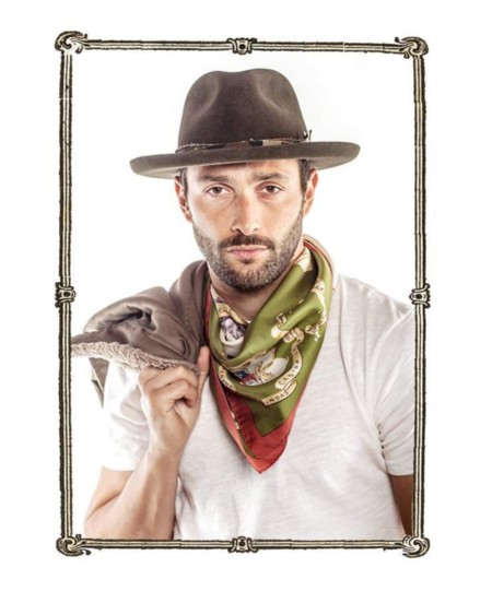 On top: los sombreros de Nick Fouquet