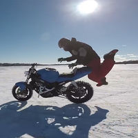 Moto 0 - Furgoneta 1, o lo que pasa cuando las motocicletas autónomas intentan hacer stunt 