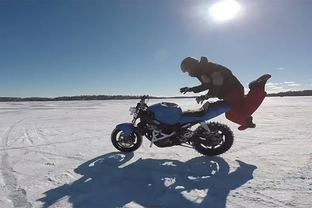 Moto 0 - Furgoneta 1, o lo que pasa cuando las motocicletas autónomas intentan hacer stunt