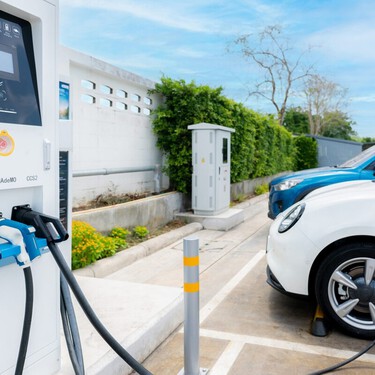 El Gobierno mete a las empresas en el plan del coche eléctrico: más puntos de recarga y teletrabajo obligatorio por ley antes de que acabe el año