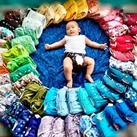 Una madre comparte la foto de su bebé rodeado de los pañales de tela que utiliza para concienciar sobre el ahorro que supone su uso