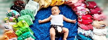Una madre comparte la foto de su bebé rodeado de los pañales de tela que utiliza para concienciar sobre el ahorro que supone su uso