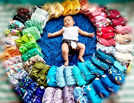 Una madre comparte la foto de su bebé rodeado de los pañales de tela que utiliza para concienciar sobre el ahorro que supone su uso