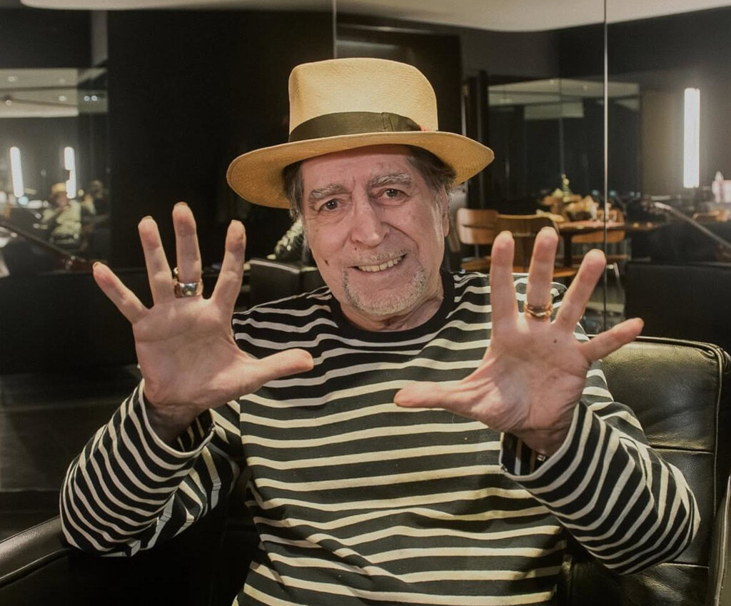 Así vive Joaquín Sabina en Madrid: una casa de 300 metros cuadrados en dos plantas repleta de libros y discos 