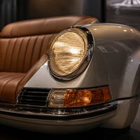 Un Porsche 911 clásico terminó convertido en un sofá de lujo. Hoy vale lo mismo que un Toyota Corolla nuevo 