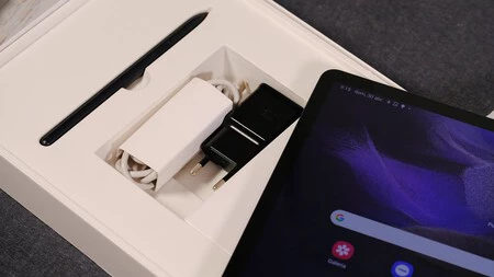 基本的な充電器とSペンが付属します。