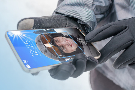 Synaptics consigue meter los lectores de huellas bajo la pantalla: su sistema ya está en producción