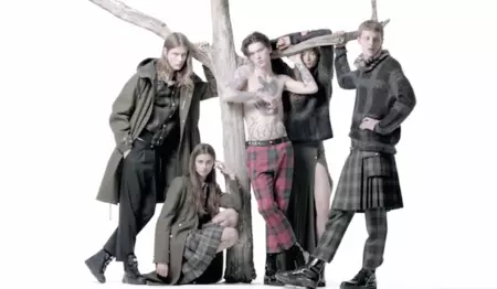 Hagamos un pequeño parón en la primavera para ver la campaña otoño-invierno 2015/2016 de Versus Versace
