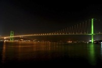 El puente del Bósforo con iluminación LED