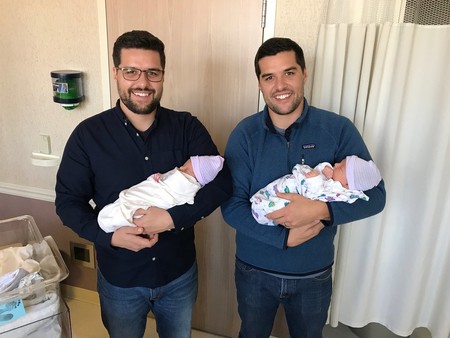 La bonita historia de dos hermanos gemelos que se convirtieron en padres primerizos el mismo día