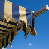 El toldo a la basura por el viento y la lluvia: estos son los casos en los que el seguro paga la fiesta