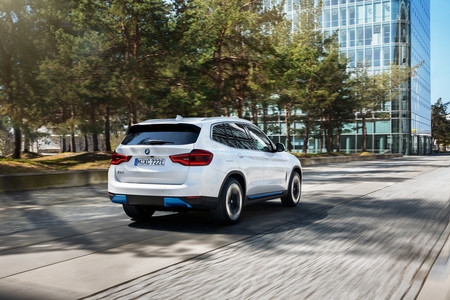 El BMW iX3, el primer SUV eléctrico de la firma bávara, ya tiene precio en España: desde 77.900 euros con 460 km de autonomía