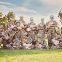 Mujeres soldado posan amamantando a sus bebés para normalizar la lactancia materna en el ejército