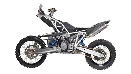 ¡Impresionante! Esta KTM 990 Adventure tiene tracción doble y pesa 40 kg menos que el modelo original