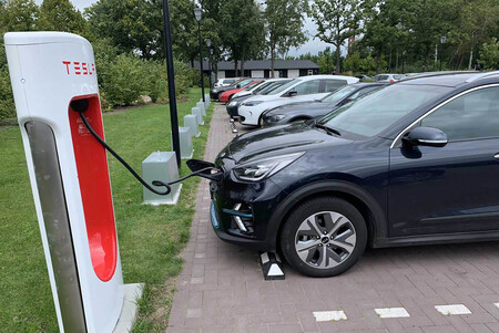 Tesla baraja abrir sus Supercargadores a coches eléctricos de otras marcas... al menos en China