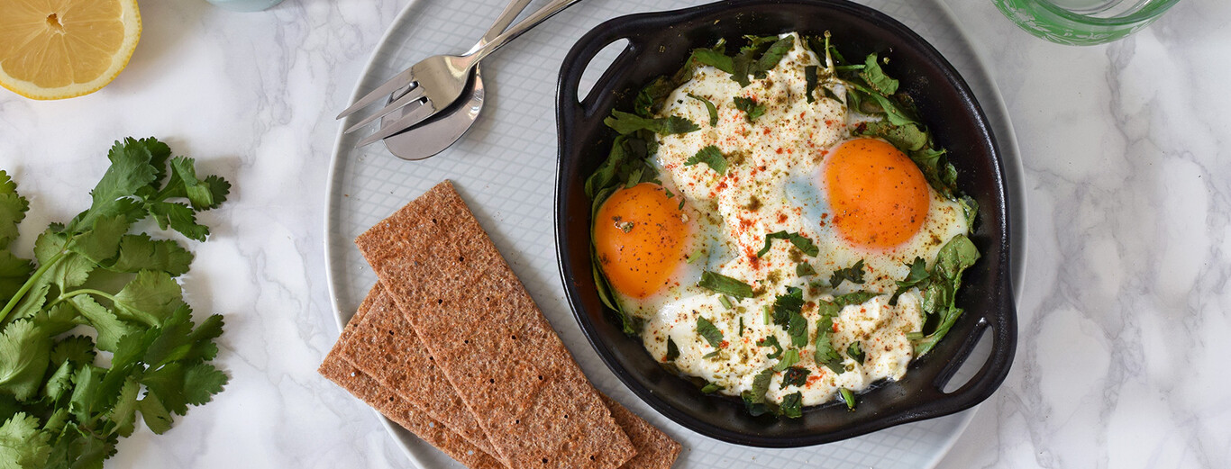 Huevos al horno con espinacas y feta
