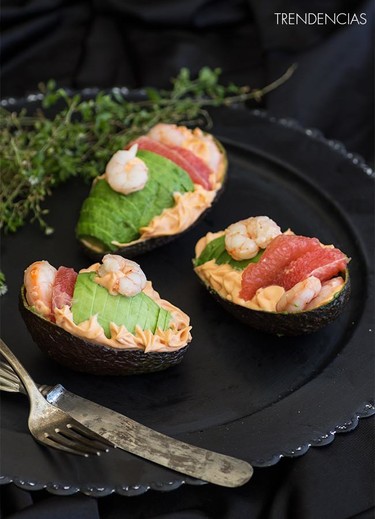 De vuelta a los 80. Receta de aguacates rellenos con pomelo y gambones