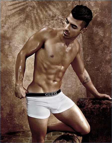 Joe Jonas protagoniza la campaña underwear de Guess SS2017
