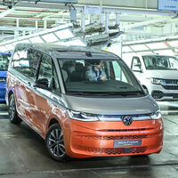 La Volkswagen Multivan T7 empieza a salir del horno: la emblemática furgoneta familiar híbrida enchufable, reinventada