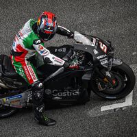 La revolución de Honda en MotoGP. Su nuevo 'holeshot' es tan bajo que la moto roza el suelo en las salidas