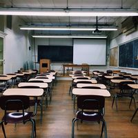 Enseñar es más que solo impartir clase: de acuerdo con un nuevo reporte, los profesores españoles trabajan más que los europeos