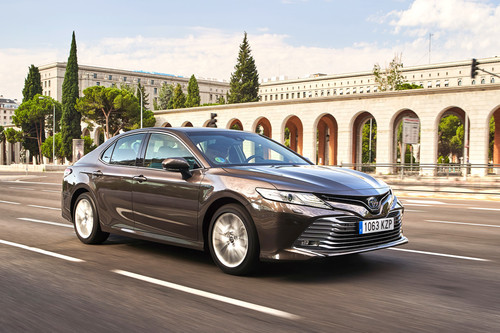 Primer contacto con el Toyota Camry 2020: una nueva berlina amplia y económica pensada para Uber y Cabify
