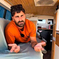 "Dime tú a mí con un sueldo de 1.300 euros en qué piso me meto". Vive en los 2 m² de su camper porque quiere vivir, no subsistir