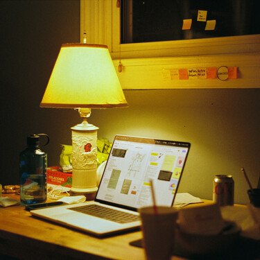 Desde que uso teletrabajando este gadget con el portátil, no tengo dolores de cuello y hombros