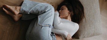 Creía que dormir en el suelo ayudaba con el calor, pero un médico advierte: “Puede producir alteraciones vasculares y medulares”