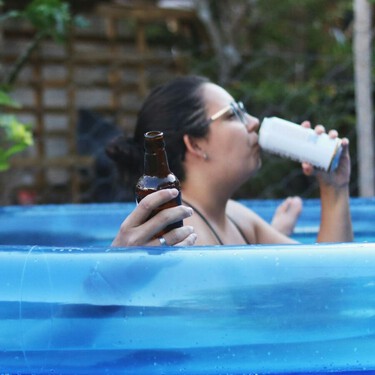 La ola de calor en Francia está provocando que la gente duerma en piscinas hinchables. Es una pésima y peligrosa idea 