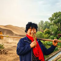 Há 27 anos ela plantou uma floresta no deserto para não perder a casa e aprendeu inglês para reencontrar o americano que a ajudou com US$5 mil 