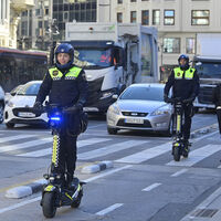 Valencia se ha llenado de patinetes que no respetan las normas de tráfico. Solución: patrullas de patinadores