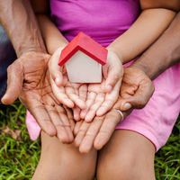 Un hombre adopta a cinco hermanos pequeños que vivían en diferentes centros de acogida, y se convierte en padre de 12 hijos