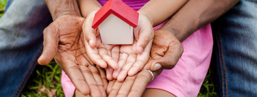 Un hombre adopta a cinco hermanos pequeños que vivían en diferentes centros de acogida, y se convierte en padre de 12 hijos