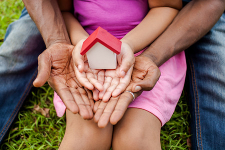 Un hombre adopta a cinco hermanos pequeños que vivían en diferentes centros de acogida, y se convierte en padre de 12 hijos