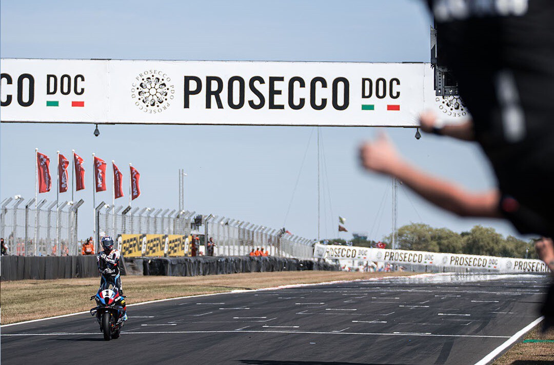 Toprak Razgatlioglu completa el triplete en Donington Park y es el nuevo líder de Superbikes con podio para Álvaro Bautista 