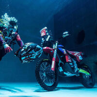 Motoscuba, o buceando con una moto del Dakar en la piscina más profunda del mundo. El vídeo es impactante, pero mola 