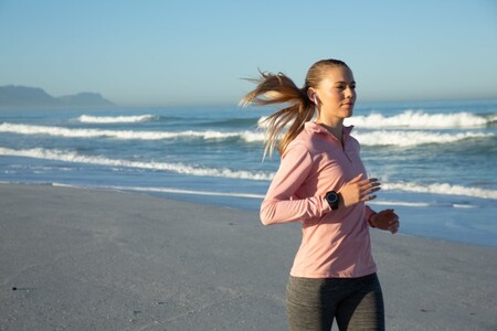 Corre en la playa sin riesgos de lesiones: siete claves para practicar running en la arena de forma segura