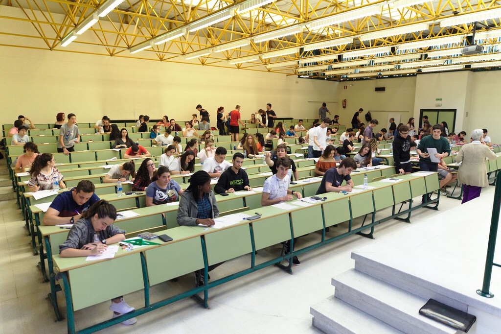 Los expertos coinciden qué hacer antes de las PAU: "siempre pedimos que estén al menos 12 horas antes sin tocar el móvil"
