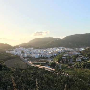 La capital del calzado menorquín también es "el pueblo más blanco del mundo", perfecto para visitar todo el año 