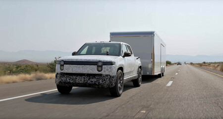 A por la Ford F-150: la pick-eléctrica Rivian R1T se pone a prueba remolcando 4.990 kg en el Valle de la Muerte