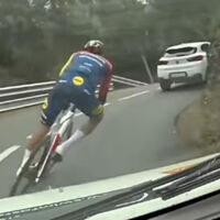 "No refleja los valores de este equipo". Han pillado a Aleix Espargaró haciendo con su bici lo que ningún ciclista debe hacer