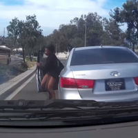 Y ahora, el vídeo de una muchacha que se tira del coche en marcha y la lía de mala manera