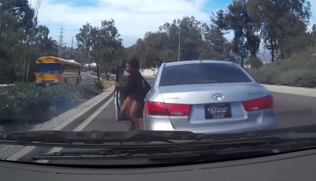 Y ahora, el vídeo de una muchacha que se tira del coche en marcha y la lía de mala manera