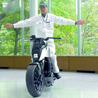 Los japoneses se gastan millones en desarrollar motos autoequilibradas. La solución china es poner ruedines