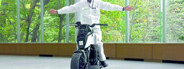 Los japoneses se gastan millones en desarrollar motos autoequilibradas. La solución china es poner ruedines