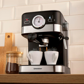 Lidl tiene una cafetera exprés tamaño compacto por menos de 50 euros y que es ideal para cocinas con poca encimera 