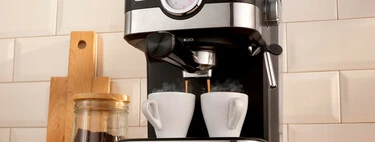Lidl tiene una cafetera exprés tamaño compacto por menos de 50 euros y que es ideal para cocinas con poca encimera 