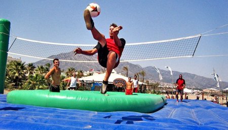 Operación bikini: apúntate al bossaball para divertirte y ejercitarte en la playa