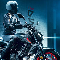 Hacer obligatorios los guantes para la moto vuelve como promesa de la DGT, que también permitirá circular por el arcén